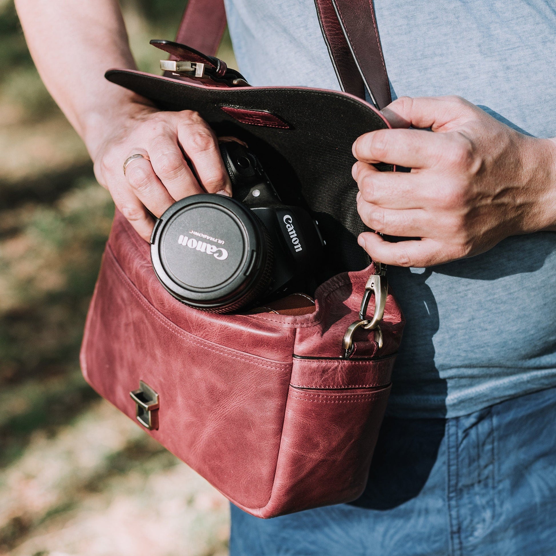 Personalized Top Grain Italian Leather Messenger Bag Camera Bag for Mirrorless, Instant, DSLR Cameras, Travel Bag, Unisex - Handcrafted