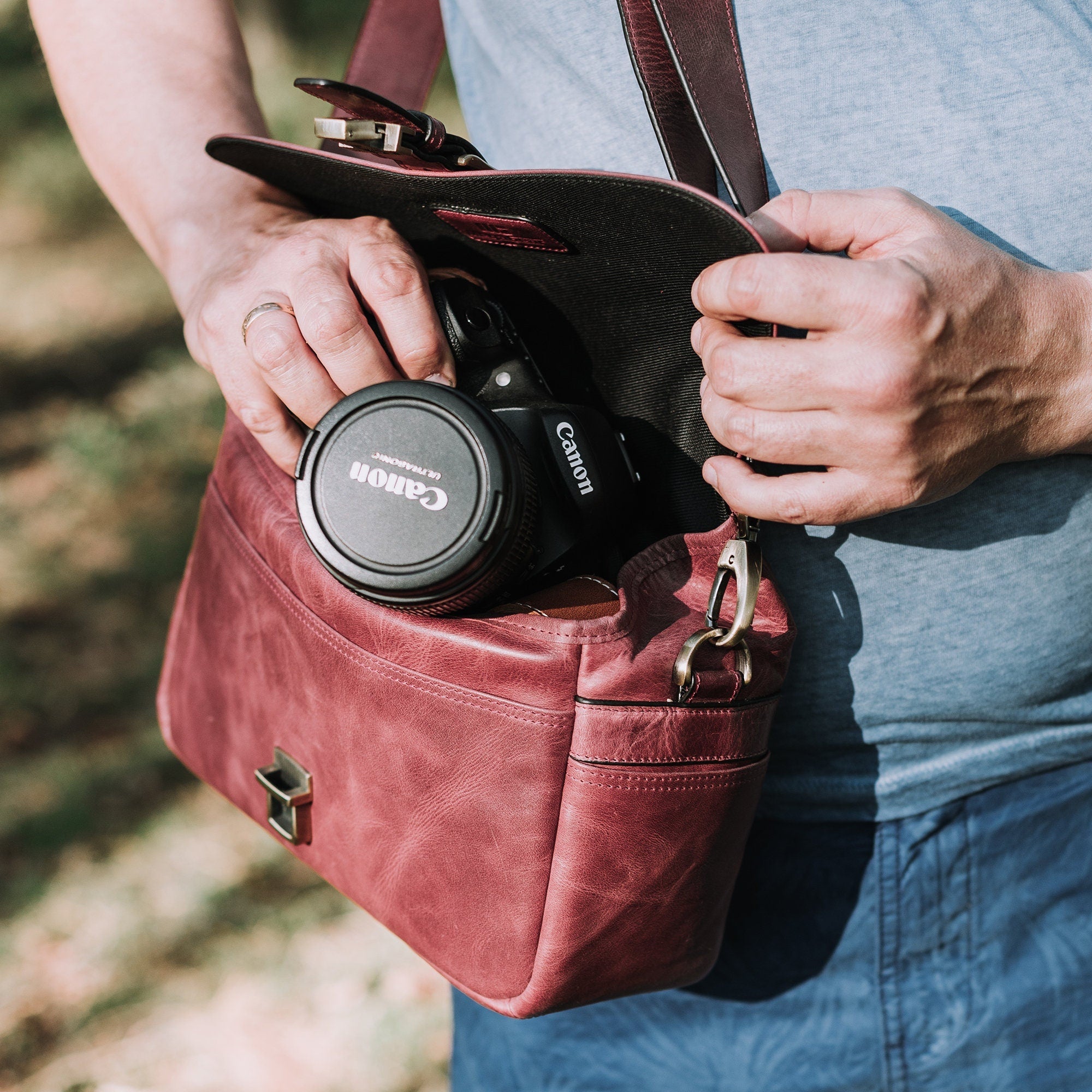 Personalized Top Grain Italian Leather Messenger Bag Camera Bag for Mirrorless, Instant, DSLR Cameras, Travel Bag, Unisex - Handcrafted